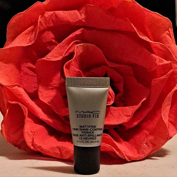 MAC studio fix mattifying 12 hr shine control, primer, pore reducer travel size. - Picture 5 of 5